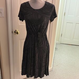 Latched Mama Black and White T-shirt drawstring Nursing Midi Dress